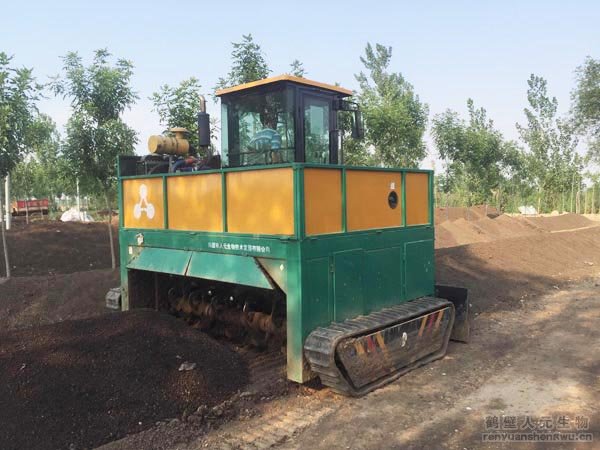 RYFD2600型履帶式翻堆機(jī)戶外作業(yè)