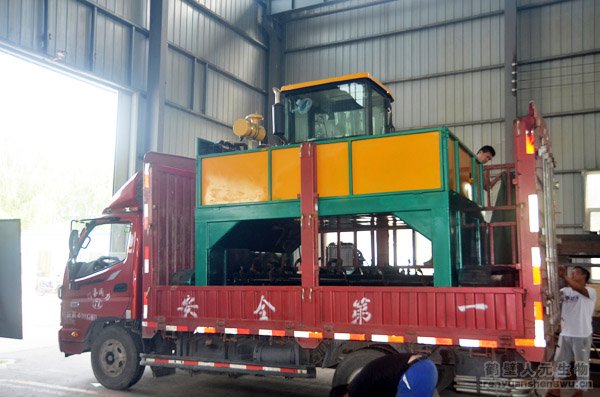 RYFD2600型履帶式翻堆機(jī)發(fā)貨現(xiàn)場