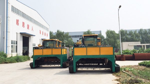 RYFD2600型履帶式翻堆機(jī)客戶驗機(jī)