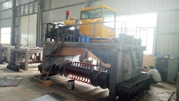 RYFD3500型履帶液壓式翻堆機生產(chǎn)車間2